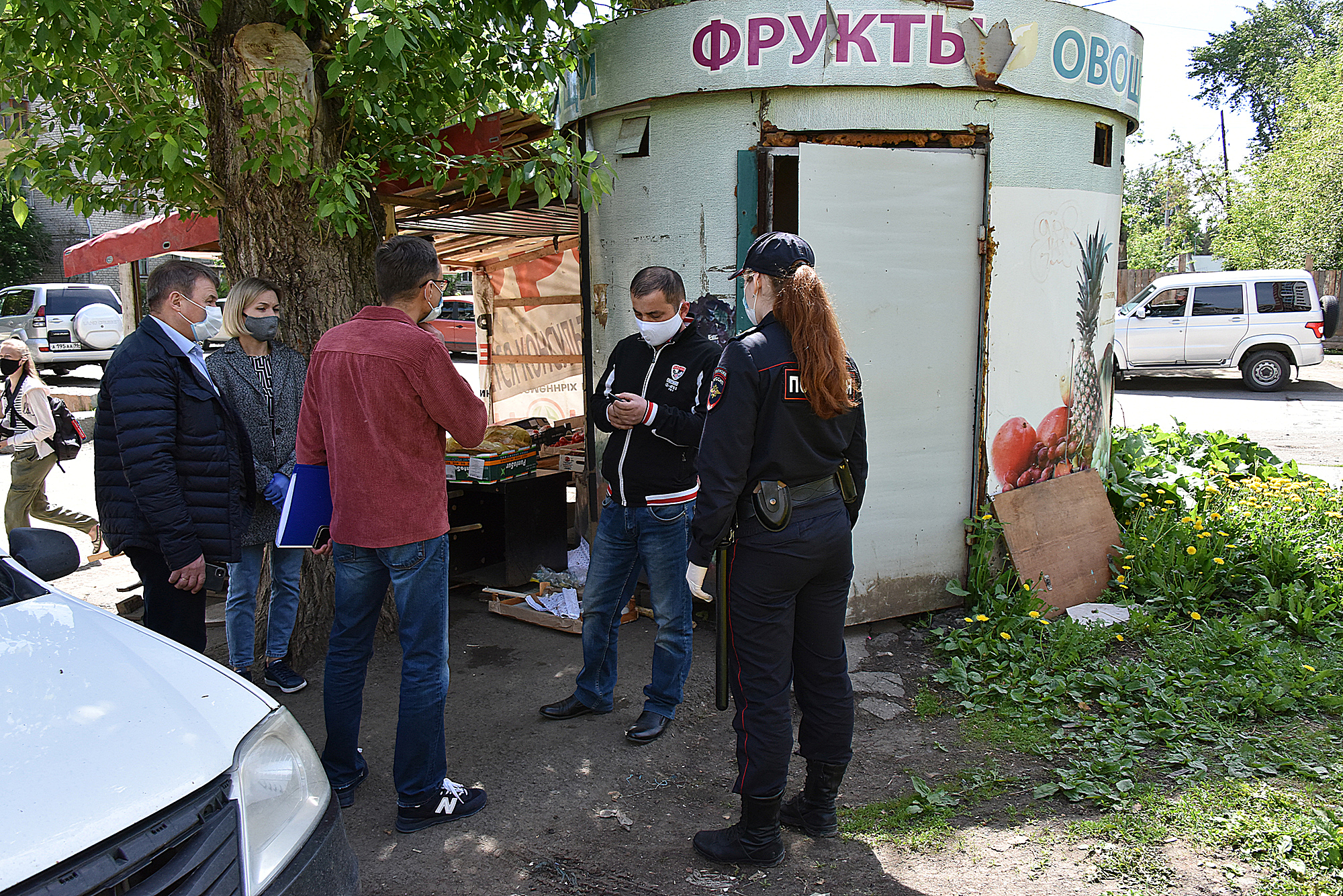 Фоторепортаж: полиция устроила рейд в самом зараженном районе Екатеринбурга  - «Уральский рабочий»